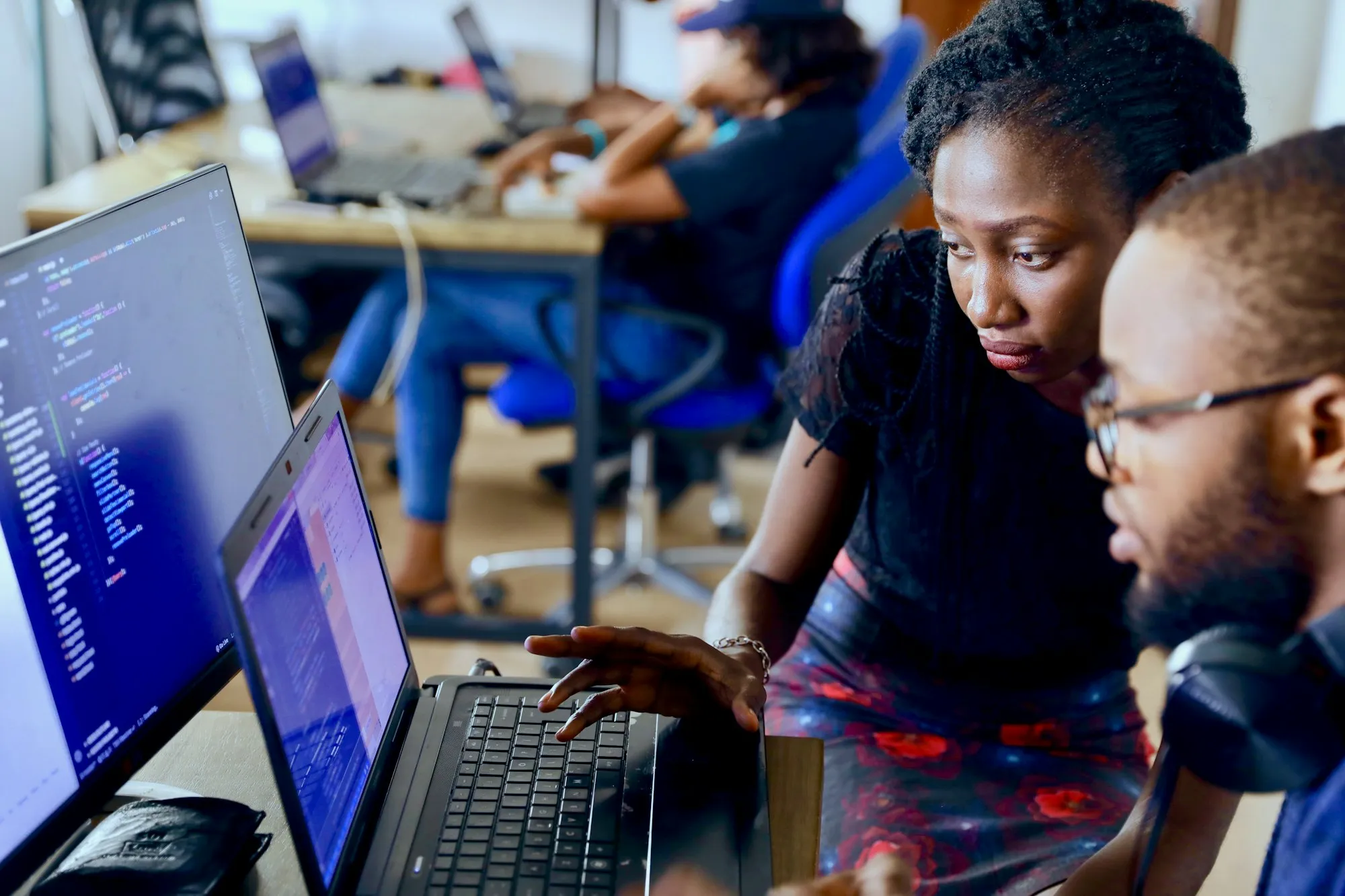 Équipe de développeurs au travail dans un espace de bureau